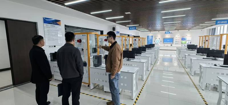  渭南市人社局一行来校考察数字技术工程师培育项目建设情况